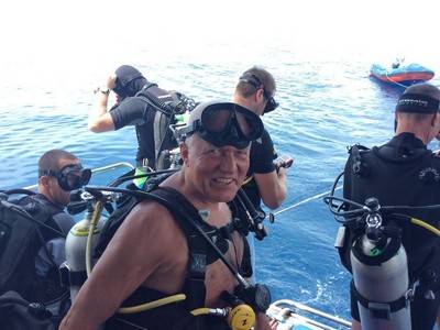 b2ap3_thumbnail_Thailand-dive-trip149-Facemassage-and-Papa-Klaus-6.jpg